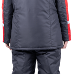 Цвет: серый с красной отделкой Ткань верха: «Оксфорд 240Т» отделка PU Состав: 100%полиэфир, плотность 130 г/м2 Утеплитель: синтепон плотностью 120 г/м2, крутка - 3 слоя, полукомбинезон - 2 слоя Подкладка: 100% полиэфир Костюм состоит из куртки и полукомбинезона. Куртка: • центральная застежка на двухзамковую молнию, закрытая ветрозащитной планкой с текстильной застежкой • воротник-стойка • съёмный капюшон на молнии с регулировкой по лицевому вырезу и хлястиком на затылочной части • рукава втачные с внутренними трикотажными манжетами • нагрудный карман с застежкой-молнией • нижние карманы в рельефных швах • световозвращающие полосы по кокеткам полочки, спинке шириной 50 мм, по рукавам – шириной 25 мм Полукомбинезон: • застежка на двухзамковую молнию • притачной нагрудник и спинка • бретели с эластичной тесьмой с фастексом • пояс с эластичной лентой (по спинке) • нагрудный карман с молнией с вертикальным входом, боковые карманы с отрезным бочком с наклонным входом • усилительные накладки (наколенники) • световозвращающие полосы шириной 50 мм по низу