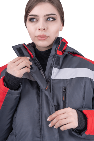 Цвет: серый с красной отделкой Ткань верха: «Оксфорд 240Т» отделка PU Состав: 100%полиэфир, плотность 130 г/м2 Утеплитель: синтепон плотностью 120 г/м2, крутка - 3 слоя, полукомбинезон - 2 слоя Подкладка: 100% полиэфир Костюм состоит из куртки и полукомбинезона. Куртка: • центральная застежка на двухзамковую молнию, закрытая ветрозащитной планкой с текстильной застежкой • воротник-стойка • съёмный капюшон на молнии с регулировкой по лицевому вырезу и хлястиком на затылочной части • рукава втачные с внутренними трикотажными манжетами • нагрудный карман с застежкой-молнией • нижние карманы в рельефных швах • световозвращающие полосы по кокеткам полочки, спинке шириной 50 мм, по рукавам – шириной 25 мм Полукомбинезон: • застежка на двухзамковую молнию • притачной нагрудник и спинка • бретели с эластичной тесьмой с фастексом • пояс с эластичной лентой (по спинке) • нагрудный карман с молнией с вертикальным входом, боковые карманы с отрезным бочком с наклонным входом • усилительные накладки (наколенники) • световозвращающие полосы шириной 50 мм по низу